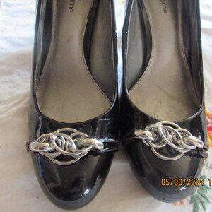 Embellished patent leather shoes, black